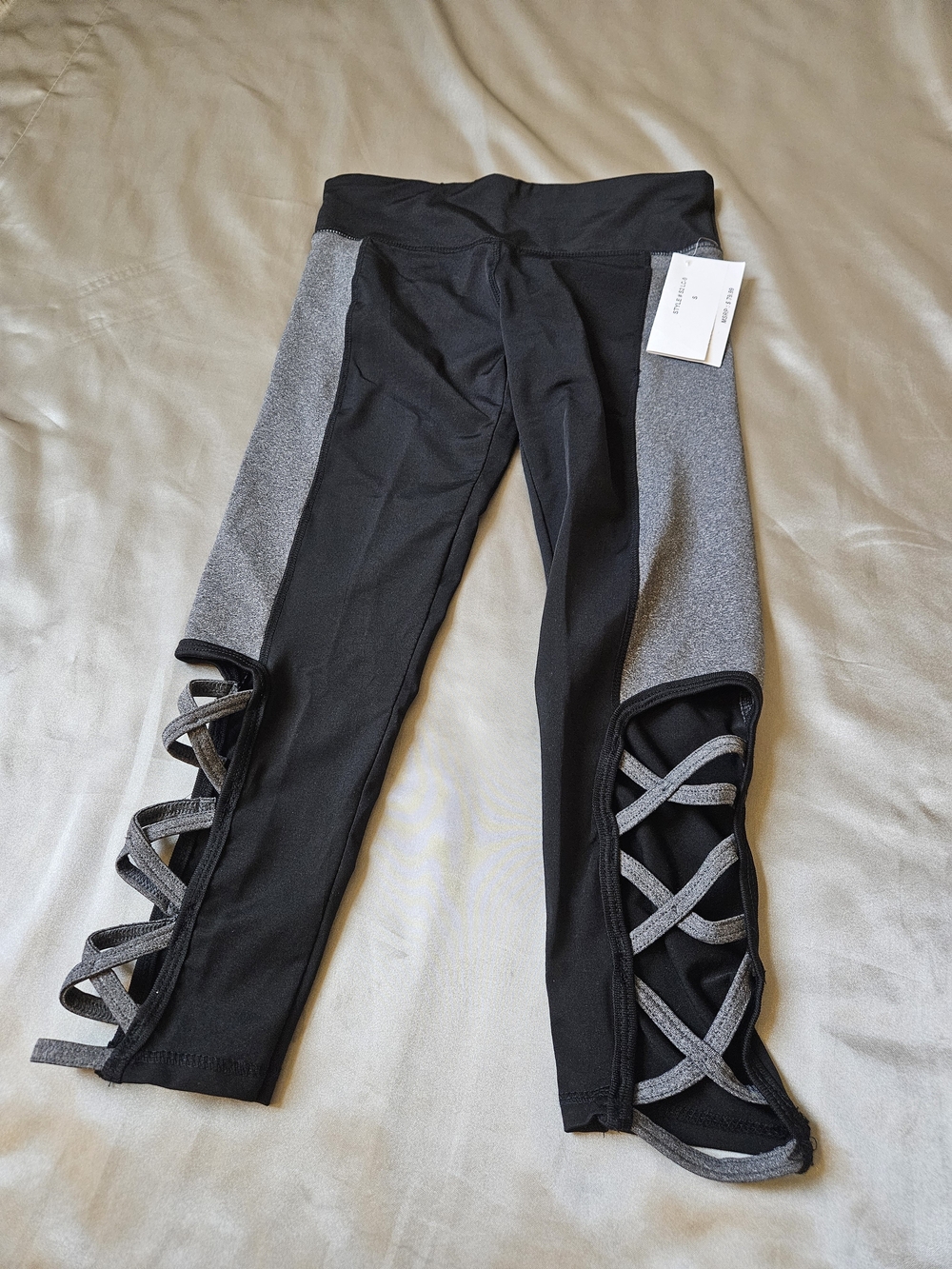 Women’s Black & Gray Crisscross Side-Panel Leggings